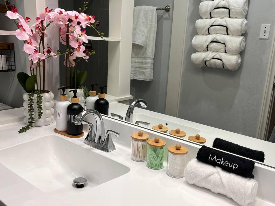 Healing Haven King Bed Suite Dallas Bagian luar foto